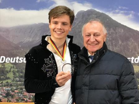 Jonathan Heß (Bild links mit Trainer Peter Sczypa) gewinnt die Silbermedaille